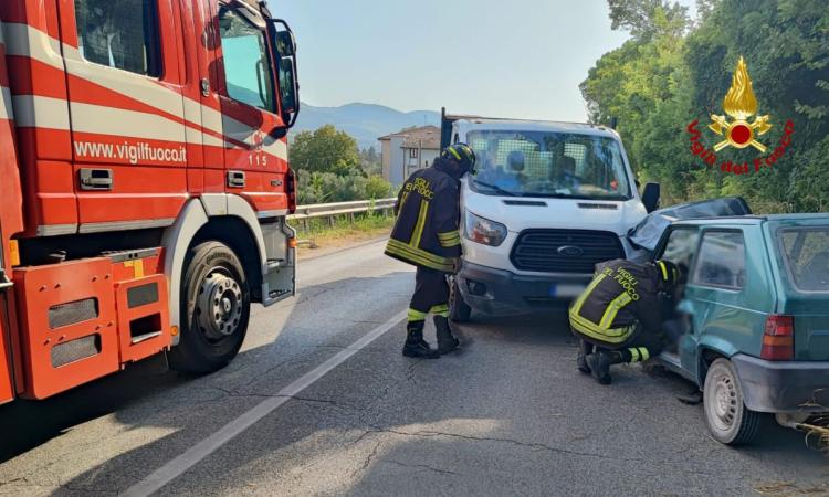 San Severino, scontro frontale tra auto e furgone lungo la provinciale: marito e moglie a Torrette