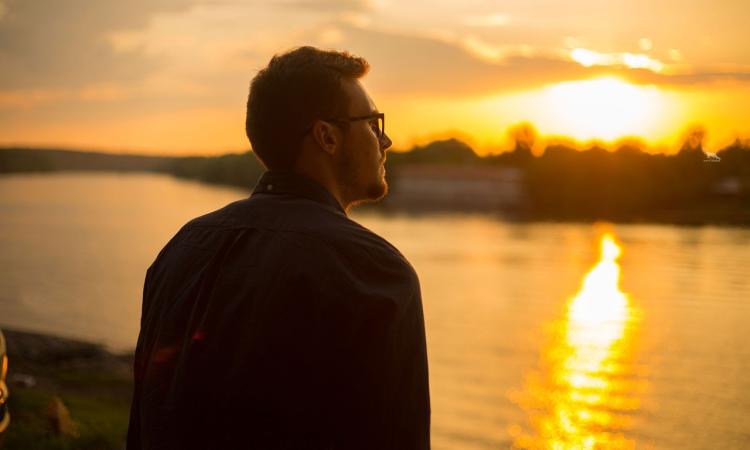 "Il silenzio: una risorsa per contattare la nostra essenza più profonda" "Il silenzio: una risorsa per contattare la nostra essenza più profonda"