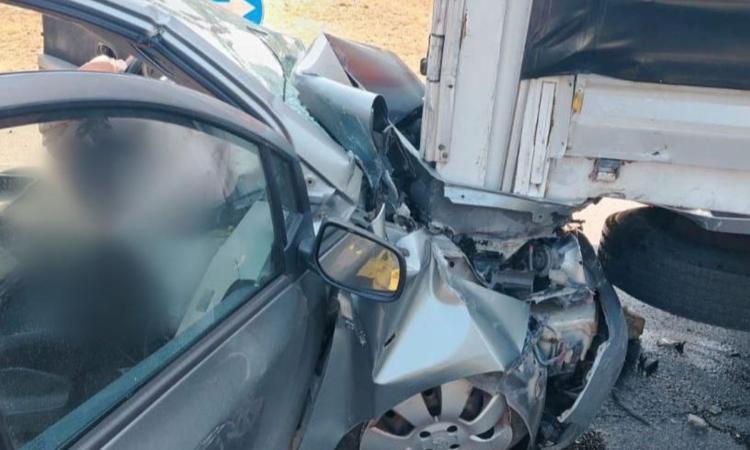 Auto tampona mezzo pesante e finisce sotto il rimorchio: donna liberata dai vigili del fuoco Auto tampona mezzo pesante e finisce sotto il rimorchio: donna liberata dai vigili del fuoco