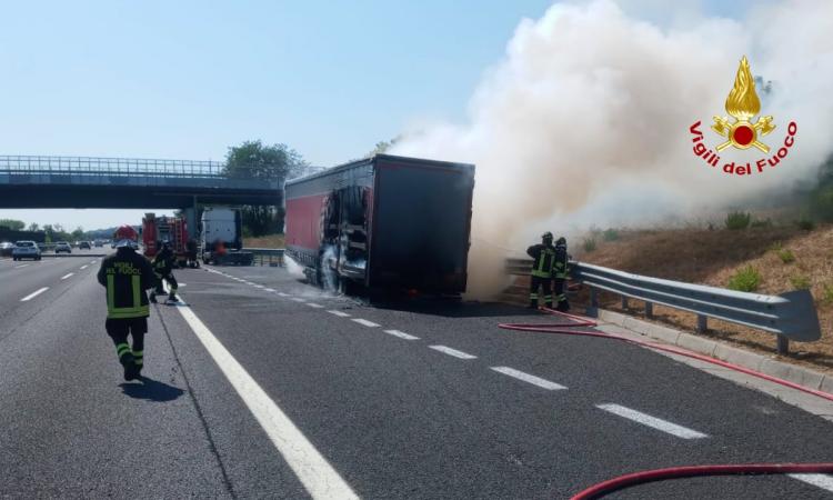 Semirimorchio in fiamme lungo la A14: vigili del fuoco al lavoro Semirimorchio in fiamme lungo la A14: vigili del fuoco al lavoro