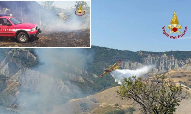 Incendio vastissimo ad Ascoli Piceno: vigili del fuoco e canadair per salvare le abitazioni