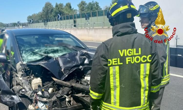 Scontro tra un'auto e un camion in autostrada: un ferito a Torrette in codice rosso Scontro tra un'auto e un camion in autostrada: un ferito a Torrette in codice rosso