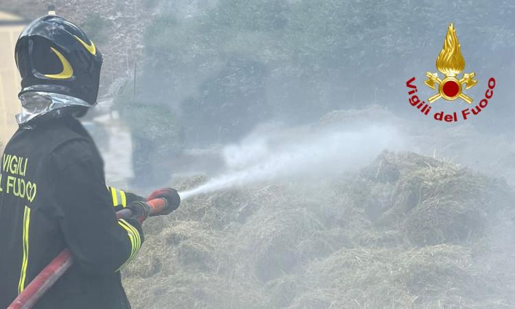 Visso, camion carico di rotoballe di fieno prende fuoco: incendio lungo la provinciale