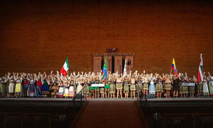 Macerata, va in scena la 30esima edizione del Festival Internazionale del Folklore: dal Cile all'India