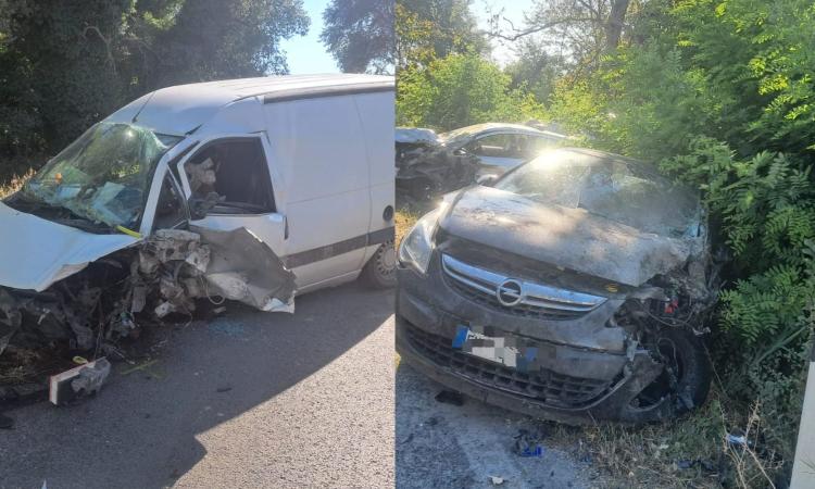 Potenza Picena, incidente lungo la "Regina": quattro feriti e strada chiusa al traffico (FOTO) Potenza Picena, incidente lungo la "Regina": quattro feriti e strada chiusa al traffico (FOTO)