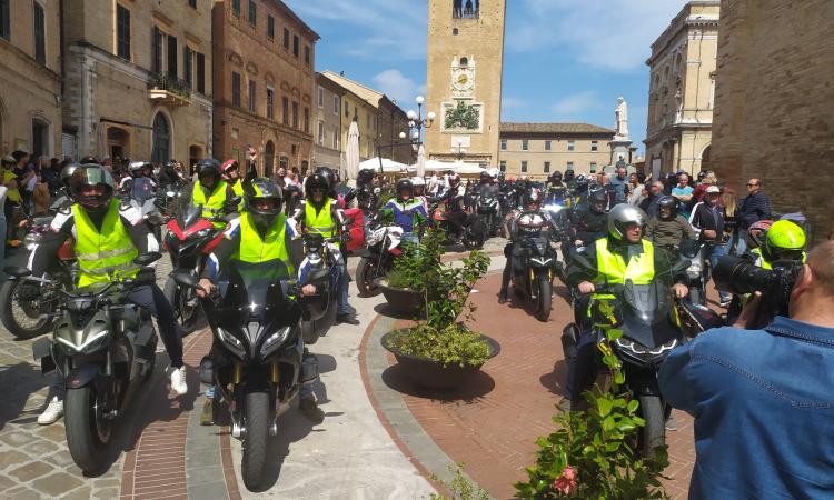 Recanati, torna il "motoraduno della papera" in piazza Leopardi: il programma dell'edizione 2024