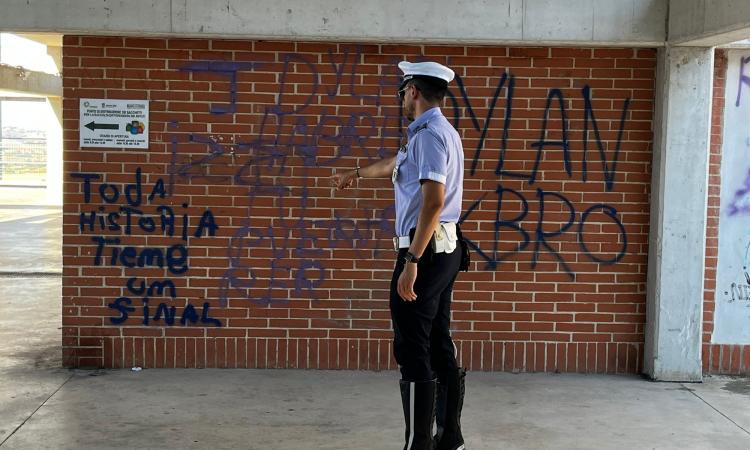 Macerata, imbrattano con lo spray i muri di case private: identificati due minorenni (FOTO) Macerata, imbrattano con lo spray i muri di case private: identificati due minorenni (FOTO)