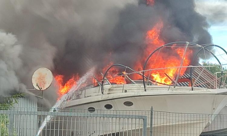 Civitanova, imbarcazione in fiamme all'interno di uno Yacht Service: si alza una densa colonna di fumo nero (VIDEO e FOTO)