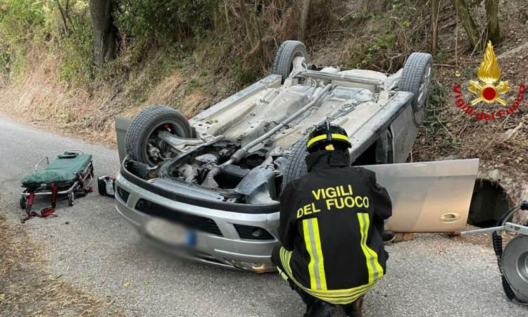 Camerino, perde il controllo dell'auto e si ribalta: ragazza a Torrette in elisoccorso Camerino, perde il controllo dell'auto e si ribalta: ragazza a Torrette in elisoccorso