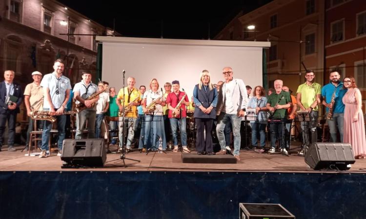 San Severino, l'orchestra di fiati "Insieme per gli altri" omaggia con un concerto la città