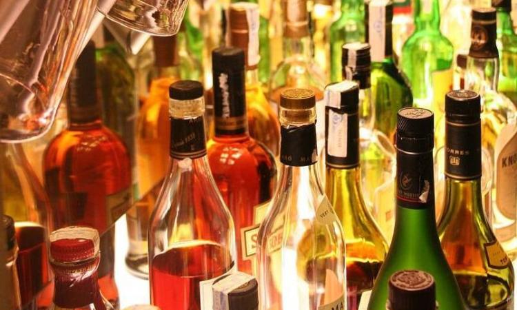 Montecassiano, rubano alcolici alla bocciofila e tentano altri due furti: denunciati Montecassiano, rubano alcolici alla bocciofila e tentano altri due furti: denunciati
