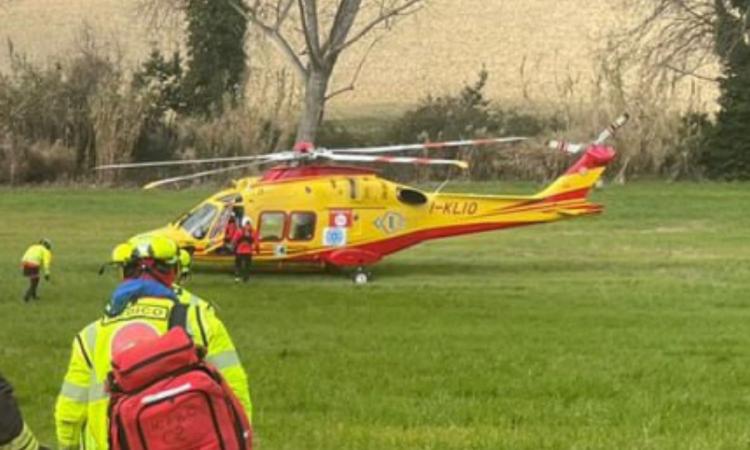 Matelica, il trattore si ribalta: agricoltore trasferito d'urgenza a Torrette