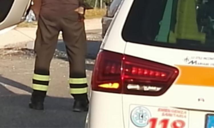 Treia, scontro frontale alla rotatoria: due feriti in ospedale Treia, scontro frontale alla rotatoria: due feriti in ospedale