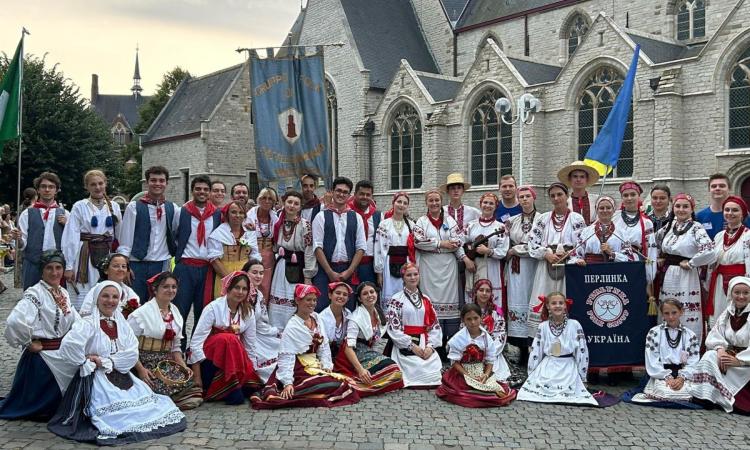 Castelraimondo, il gruppo folcloristico apre un ponte con la citta belga di Saint-Nicolas Castelraimondo, il gruppo folcloristico apre un ponte con la citta belga di Saint-Nicolas