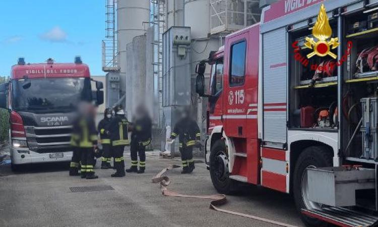 Civitanova, scoppia incendio in un'azienda di prodotti chimici: pronto intervento dei vigili del fuoco