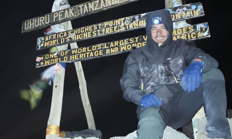 Da Fermo alla vetta del Kilimangiaro: l'impresa del 28enne Emanuele Santarelli Da Fermo alla vetta del Kilimangiaro: l'impresa del 28enne Emanuele Santarelli