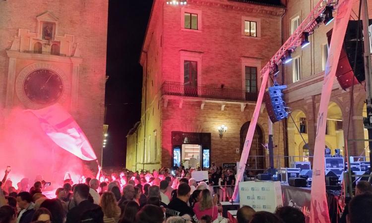 Macerata, le squadre della città si presentano in Piazza della Libertà per San Giuliano Macerata, le squadre della città si presentano in Piazza della Libertà per San Giuliano