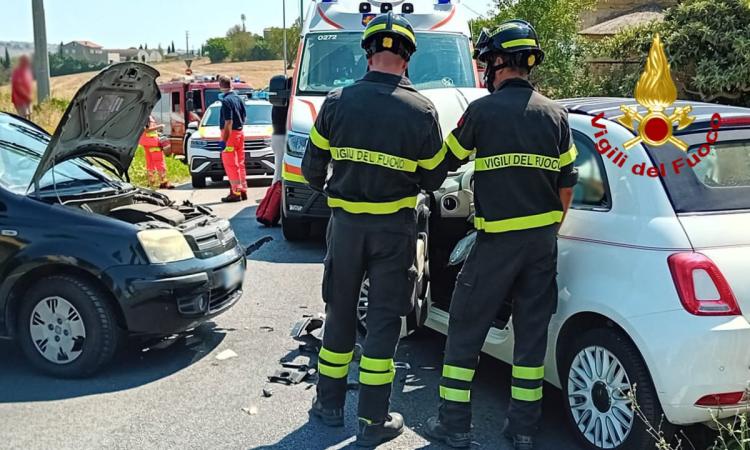 Scontro frontale tra due auto, una finisce contro una ringhiera: feriti due ventenni