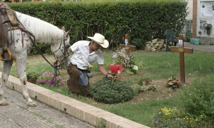 Colmurano, col cavallo al cimitero per l'omaggio all'amico Agostino Seri a un anno dalla morte