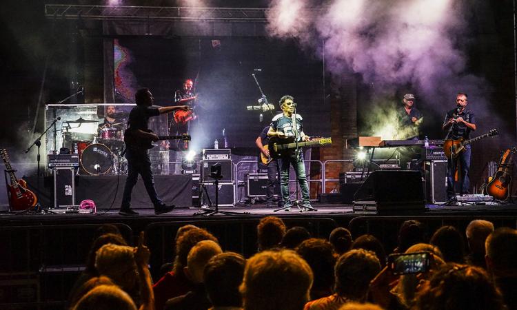 Recanati, il rock'n' roll di Bennato infiamma il pubblico di Lunaria: grandi emozioni in piazza Leopardi Recanati, il rock'n' roll di Bennato infiamma il pubblico di Lunaria: grandi emozioni in piazza Leopardi
