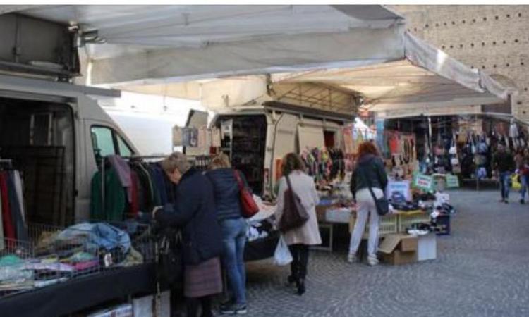 Macerata, trasloco per 15 bancarelle del mercato settimanale Macerata, trasloco per 15 bancarelle del mercato settimanale