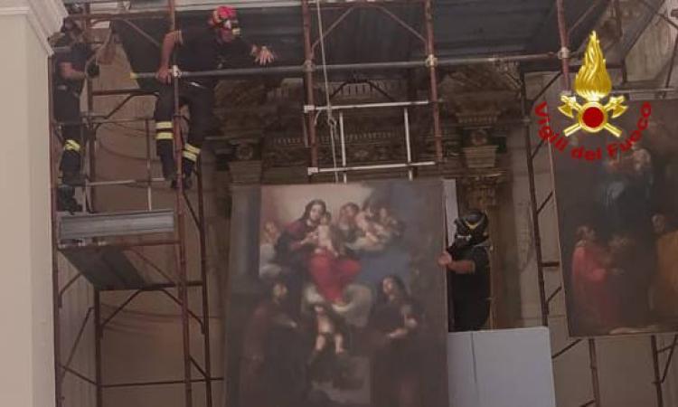 Crolla porzione del tetto di una chiesa già lesionata dal sisma: intervengono i vigili del fuoco