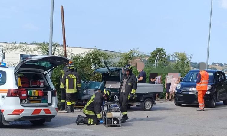 Macerata, incidente in via dei Velini: ape car si ribalta, due feriti (FOTO) Macerata, incidente in via dei Velini: ape car si ribalta, due feriti (FOTO)