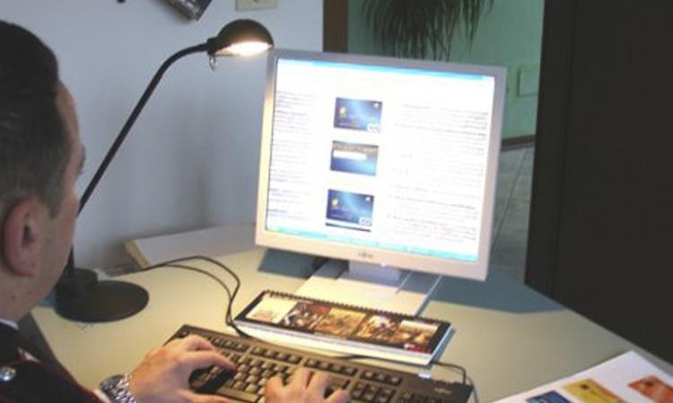 Si finge carabiniere per vendere un iPhone: 30enne smascherato insieme al suo complice Si finge carabiniere per vendere un iPhone: 30enne smascherato insieme al suo complice
