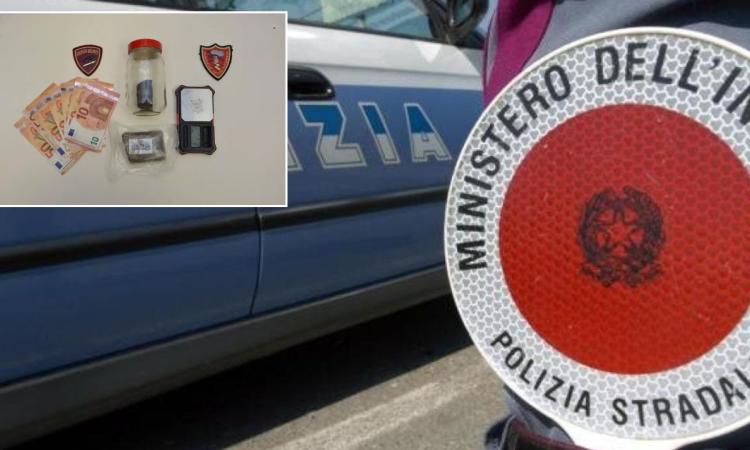 Droga nel box doccia e in un sacchetto insieme ai vestiti: arrestati madre e figlio