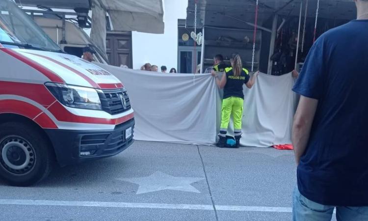 Castelraimondo, ambulante accusa un malore e muore mentre allestiva la sua bancarella Castelraimondo, ambulante accusa un malore e muore mentre allestiva la sua bancarella