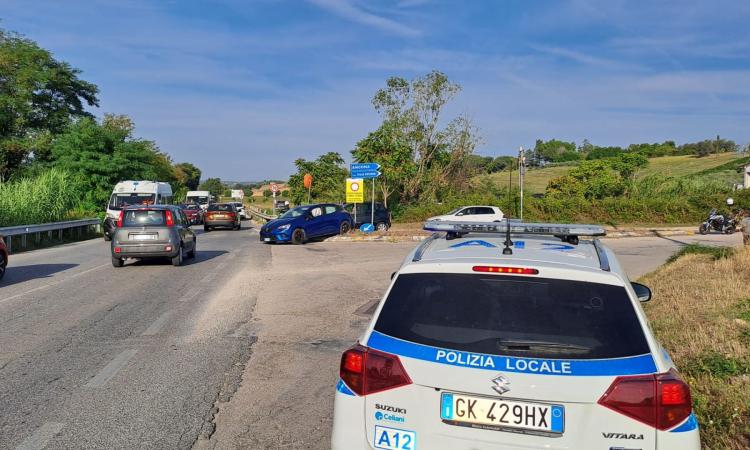 Macerata, scontro tra due auto: feriti e traffico in tilt Macerata, scontro tra due auto: feriti e traffico in tilt