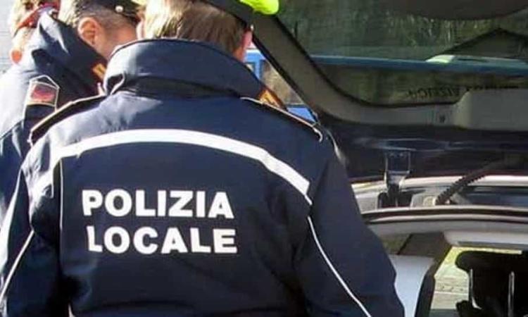 Senigallia, dopo essere stato multato taglia gli pneumatici a tre auto della polizia locale