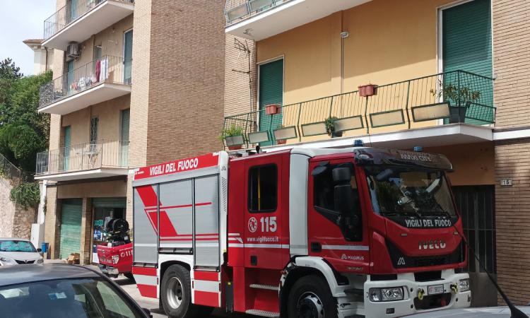 Macerata, cadono calcinacci da un balcone: strada chiusa al transito