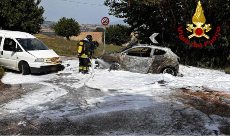 Montelupone, scontro tra due auto, una prende fuoco dopo l'impatto: quattro i feriti