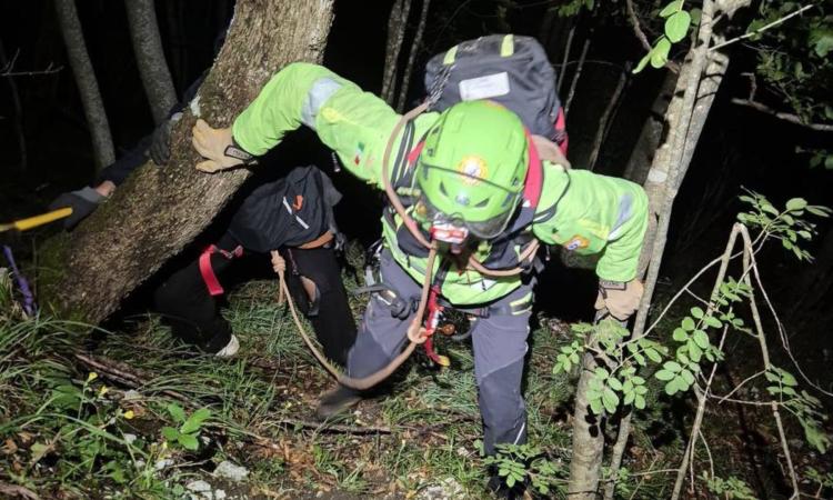 Sarnano, scivola sul pendio: soccorso escursionista in una zona impervia Sarnano, scivola sul pendio: soccorso escursionista in una zona impervia