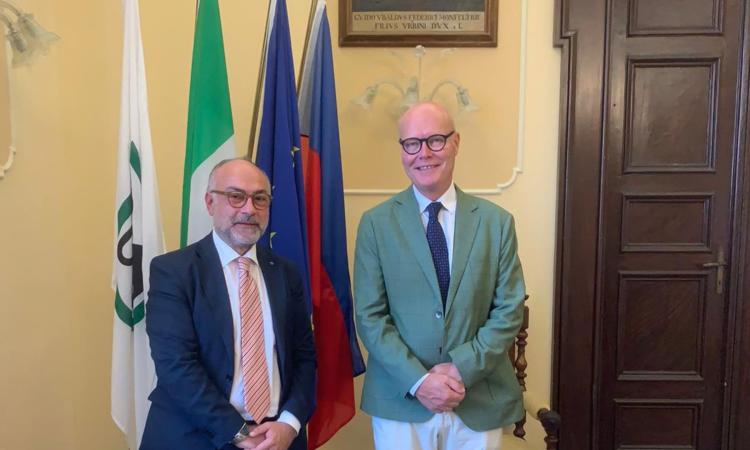 Il rettore Unimc John McCourt in visita a Senigallia: ricevuto in comune da Massimo Bello