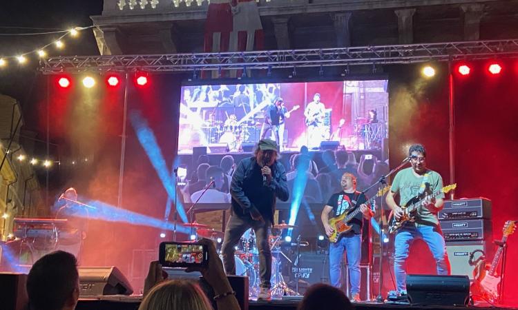 Macerata, "musica oltre l'orario consentito": la polizia locale interrompe il concerto in piazza Macerata, "musica oltre l'orario consentito": la polizia locale interrompe il concerto in piazza