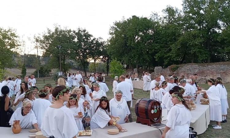 Banchetto in onore della Dea Salus all'anfiteatro di Urbisaglia: successo per "Geminiadi" Banchetto in onore della Dea Salus all'anfiteatro di Urbisaglia: successo per "Geminiadi"