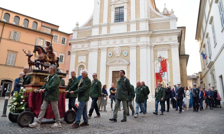 Macerata, a portare la statua di San Giuliano sono i cacciatori: si rinnova la tradizione durante la processione Macerata, a portare la statua di San Giuliano sono i cacciatori: si rinnova la tradizione durante la processione