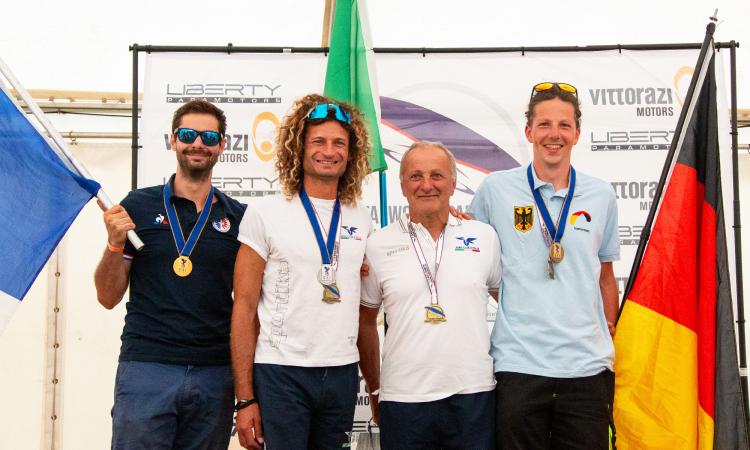 Paramotore, l'Italia è seconda ai Mondiali grazie all'azienda Vittorazi di Montecosaro Paramotore, l'Italia è seconda ai Mondiali grazie all'azienda Vittorazi di Montecosaro