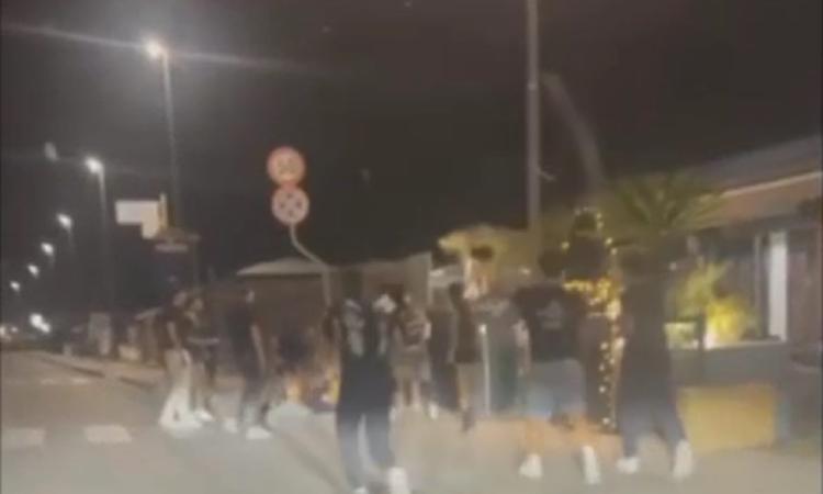 Porto Recanati, ennesima rissa tra giovanissimi sul lungomare: ragazza aggredita finisce a terra Porto Recanati, ennesima rissa tra giovanissimi sul lungomare: ragazza aggredita finisce a terra