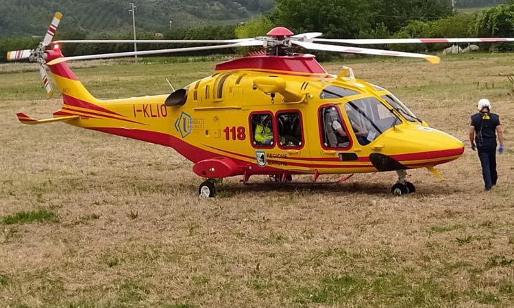 Caldarola, operaio cade da un ponteggio in un cantiere post-sisma: trasferito in eliambulanza a Torrette
