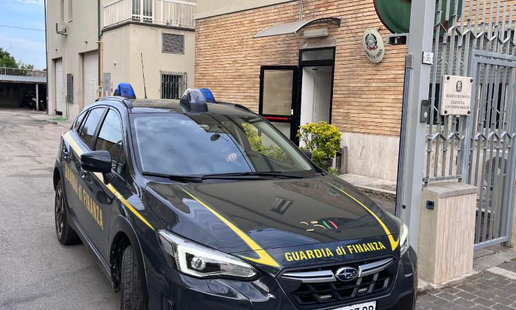 Civitanova, profumi e cosmetici non sicuri per la salute: maxi sequestro e multe per i titolari di un negozio Civitanova, profumi e cosmetici non sicuri per la salute: maxi sequestro e multe per i titolari di un negozio