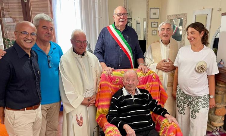 Castelraimondo, Luigi Paoletti entra nel "club dei centenari": anche una messa per celebrarlo Castelraimondo, Luigi Paoletti entra nel "club dei centenari": anche una messa per celebrarlo