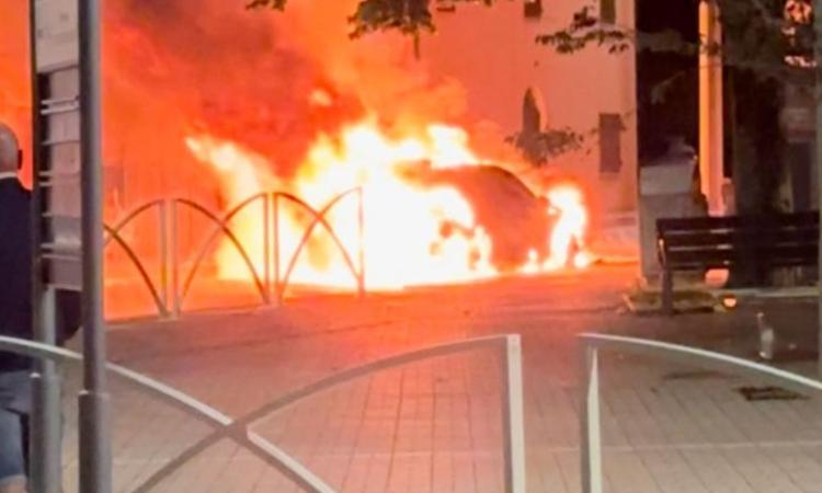 Treia, auto divorata dalle fiamme nel centro di Chiesanuova: conducente arresta la corsa in tempo (FOTO)