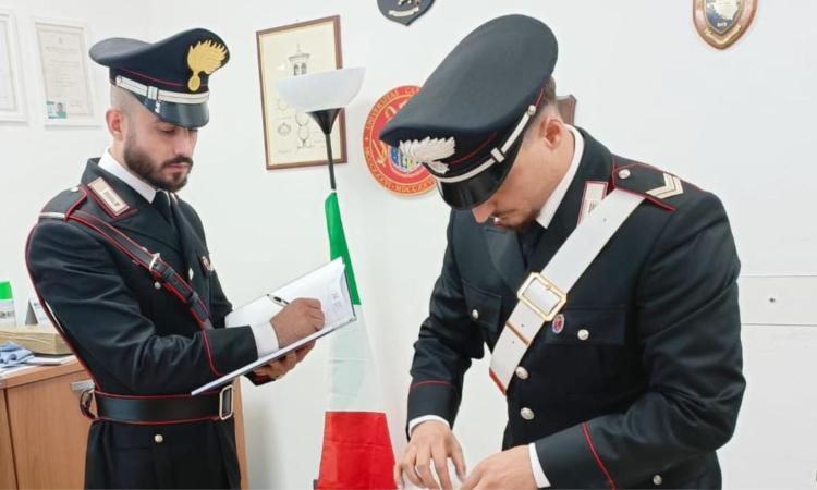 Tolentino, nasconde un pacchetto e i carabinieri si insospettiscono: arrestato 29enne con 100 dosi di cocaina