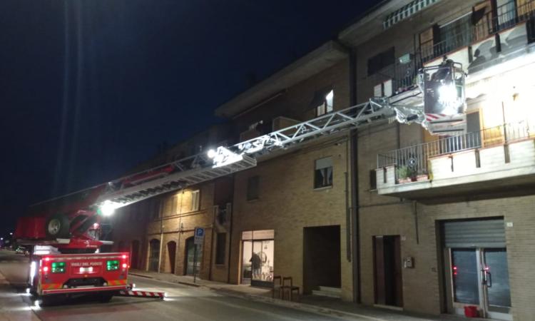 Passo di Treia, cadono calcinacci da un balcone: strada chiusa al transito Passo di Treia, cadono calcinacci da un balcone: strada chiusa al transito