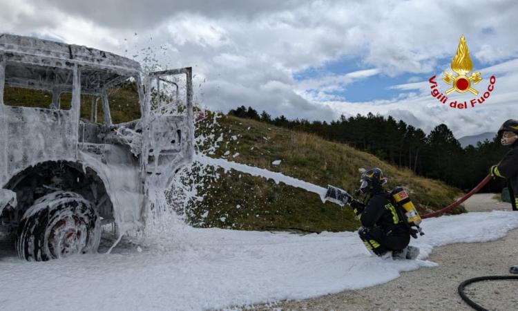 Ussita, camion divorato dalle fiamme ad alta quota: pronto intervento dei vigili del fuoco