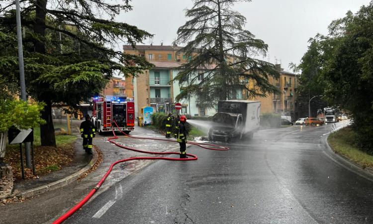 Macerata, furgone avvolto dalle fiamme in via Bramante: il traffico va in tilt (FOTO)