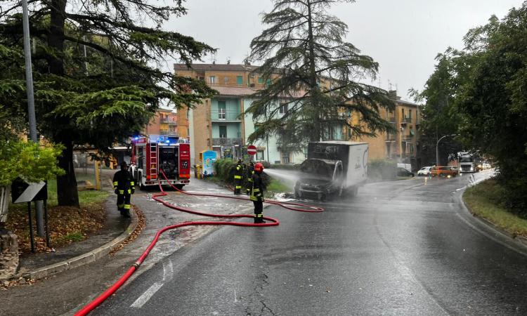 Macerata, furgone avvolto dalle fiamme in via Bramante: il traffico va in tilt (FOTO) Macerata, furgone avvolto dalle fiamme in via Bramante: il traffico va in tilt (FOTO)